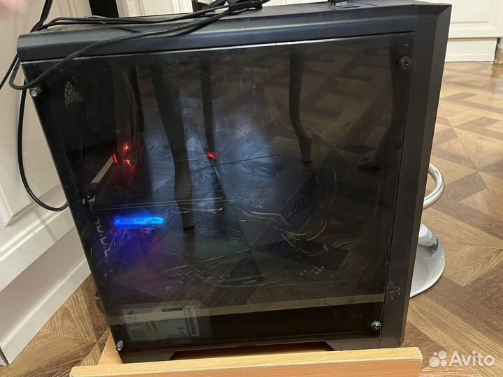 Игровой компьютер с монитором и клавиатурой