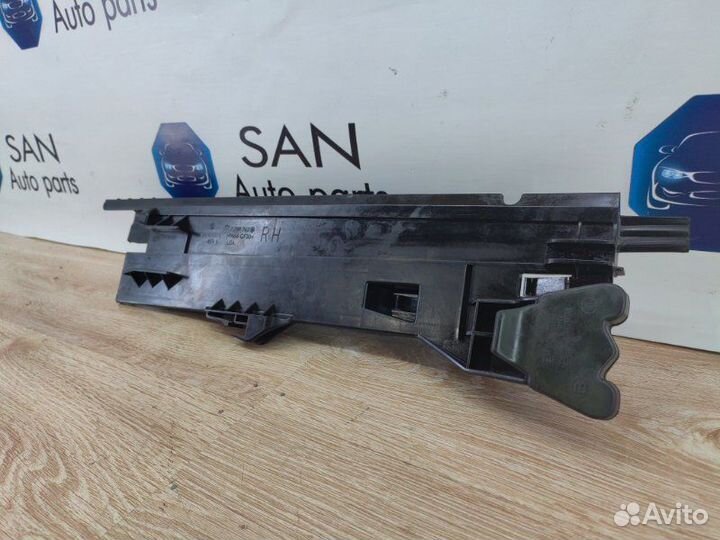 Кронштейн радиатора правый Bmw X5 Рест E70 рест