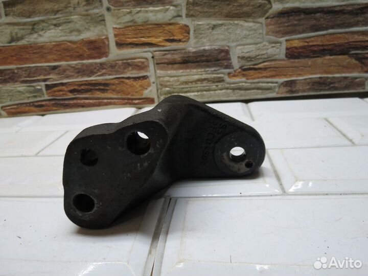 Кронштейн опоры двс правый Hyundai Solaris 2010