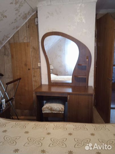 Трюмо с зеркалом