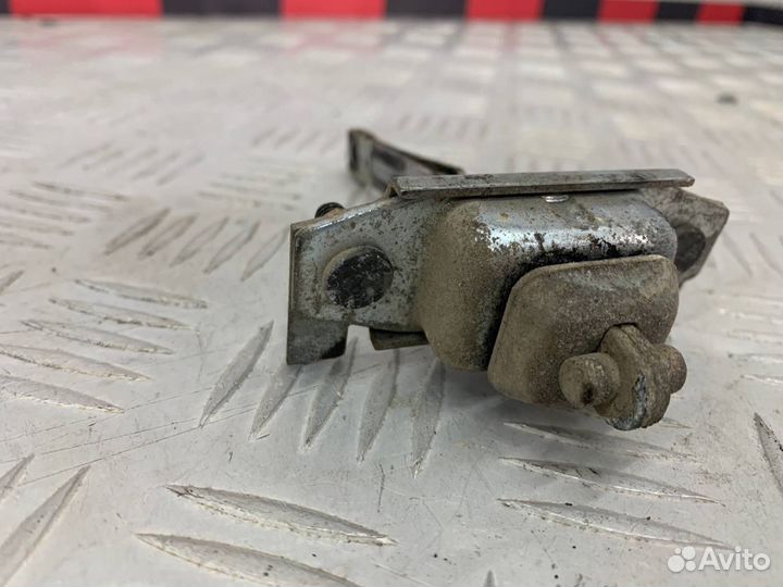 Б/У ограничитель двери передний левый Mazda Demio