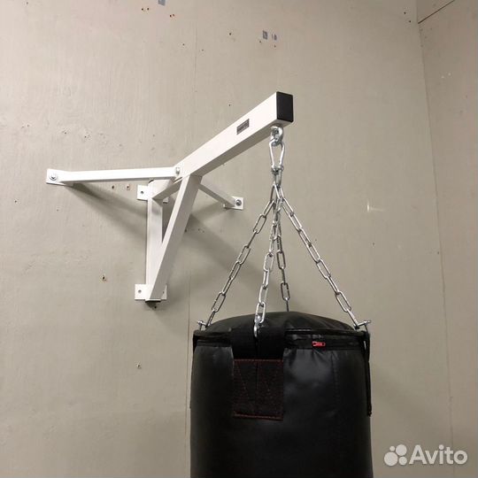 Боксерский мешок с подвесом на стену