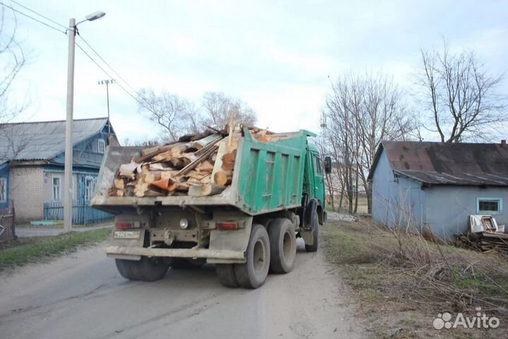 Утилизация мусора с грузчиками на машине