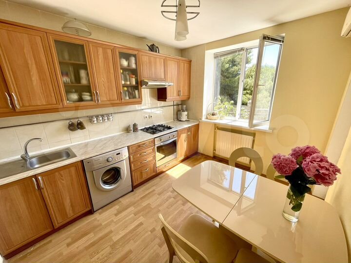 3-к. квартира, 100 м², 2/5 эт.