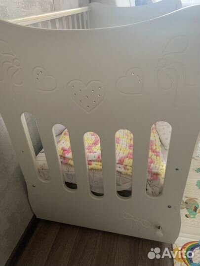 Детская кроватка с маятником и пеленальным комодом