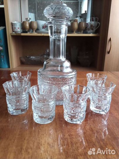 Хрустальный графин и стопки