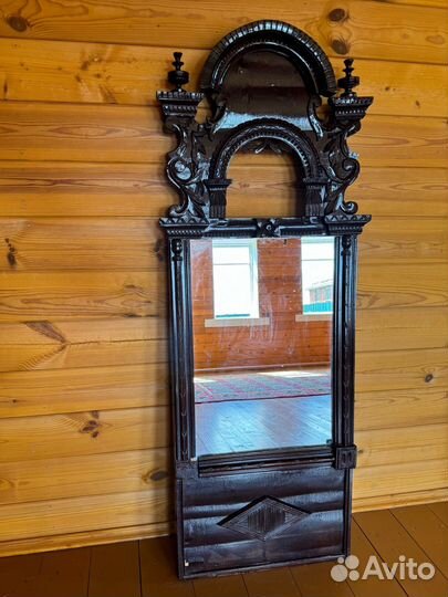 Зеркало в деревянной раме старинное