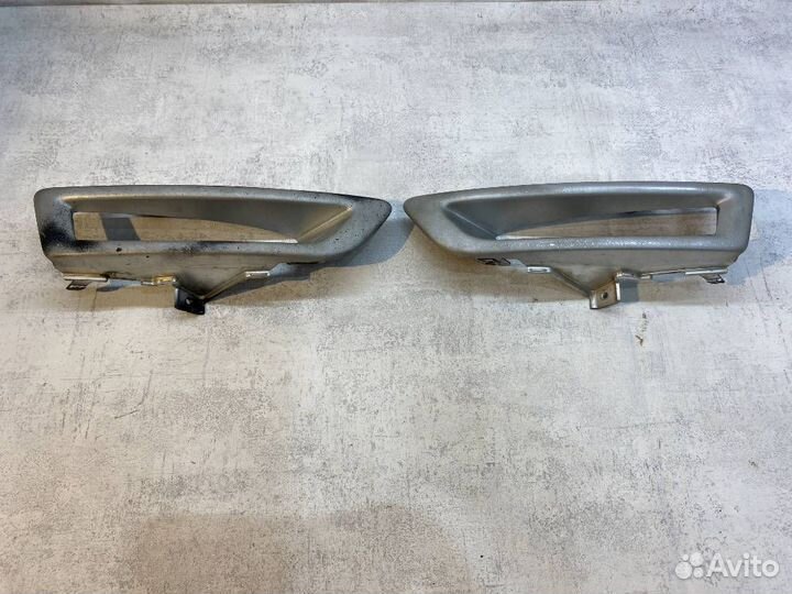 Накладка противотуманной фары LR061229 Land Rover