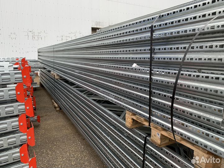 Стеллаж с металлическими полками