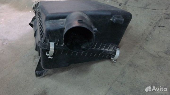 Корпус воздушного фильтра Toyota Land Cruiser 200