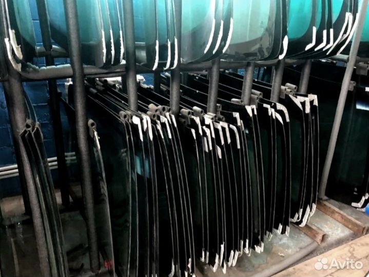 Стекло боковое левое JCB