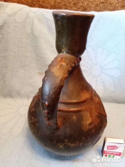 Глиняный кувшин старый