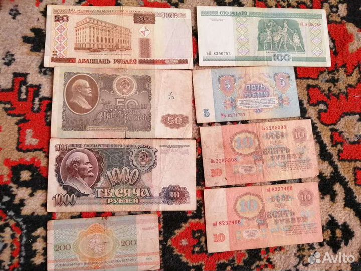 Коллекция монет и бумажных денег