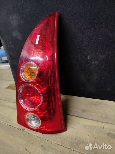 Фонарь задний правый Mazda Premacy 1