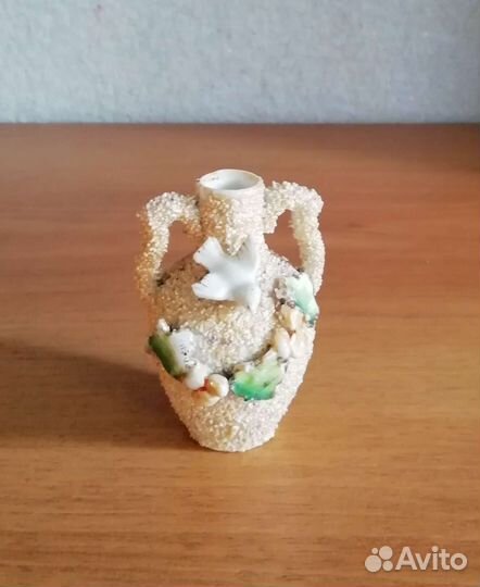 Старинная статуэтка амфора с голубем