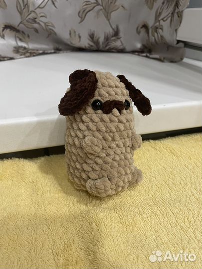 Игрушка вязаная собачка мопс