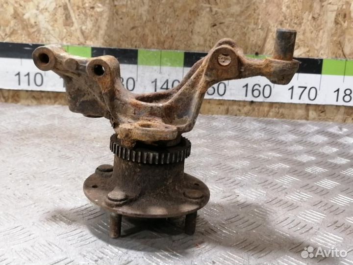 Кулак задний правый Kia Clarus 1996 2001