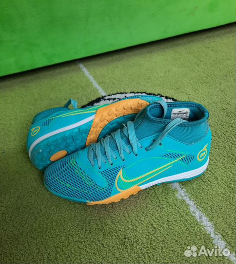 Футбольные бутсы nike