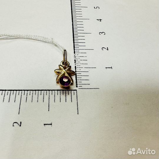 Золотая подвеска с камнем