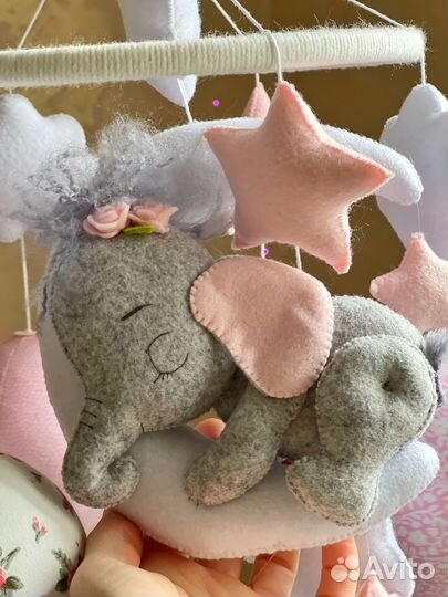 Мобиль в кроватку из фетра