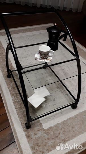 Столик на колесиках