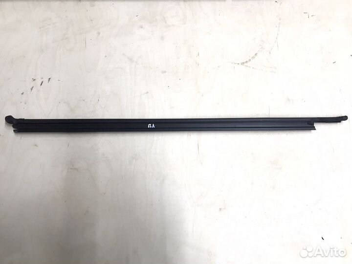 Уплотнитель стекла водительской двери Passat B8