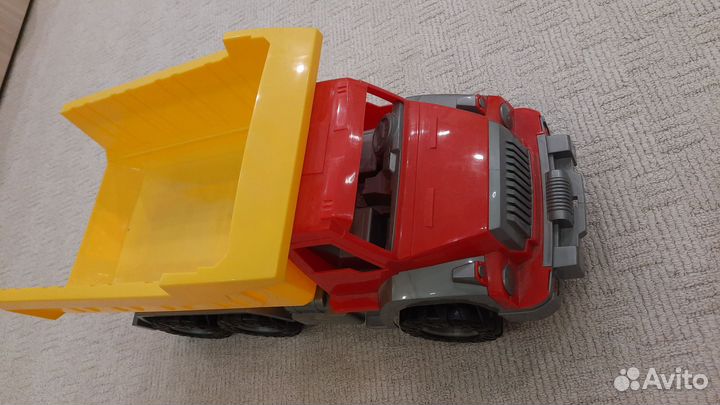 Игрушка большой грузовик