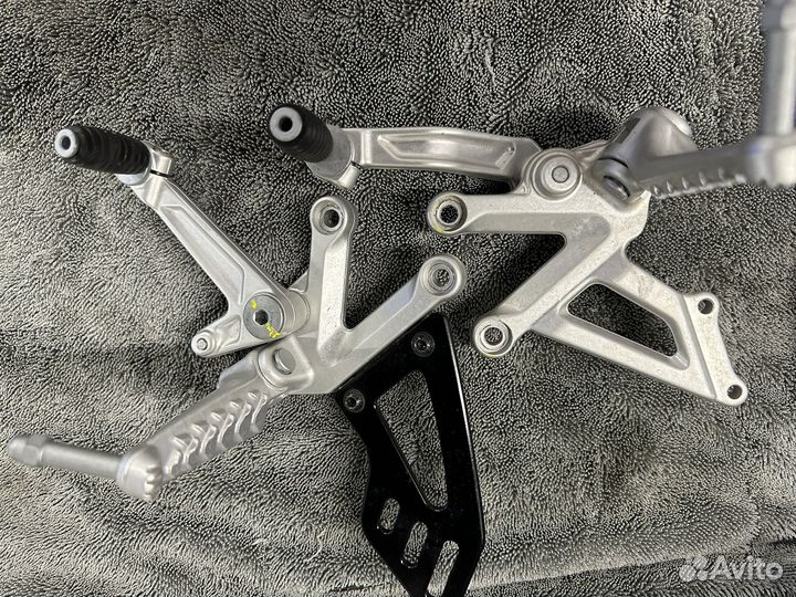 Подножки сток на Aprilia rsv tuona