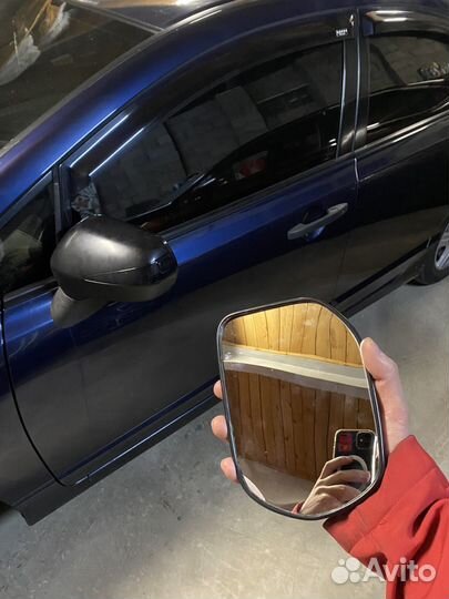 Левый зеркальный элемент на Honda Civic 8 4D