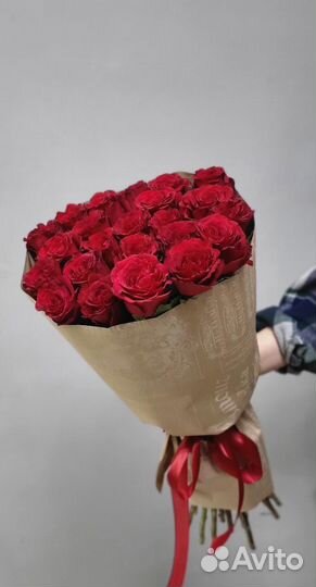 Букет из 25 роз 60 см в крафтовой упаковке