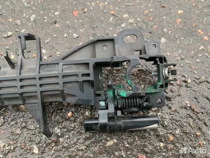 Кронштейн ручки двери левой GT86