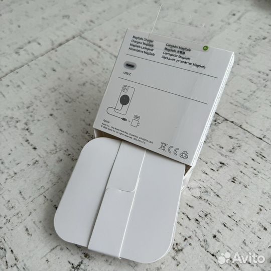 Блок Apple USB-C 20W и беспроводная зарядка Apple