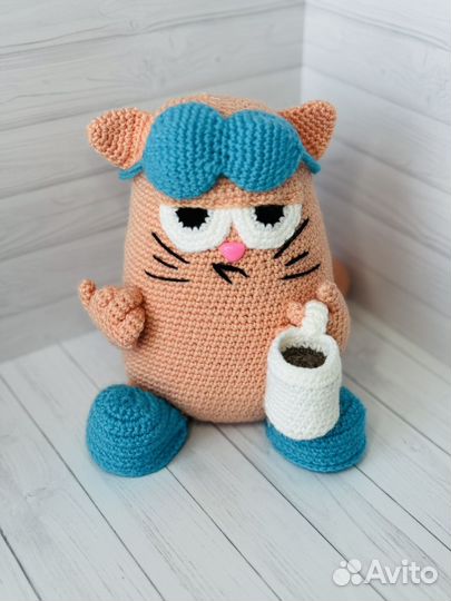 Вязаная игрушка крючком Дерзкий Кот