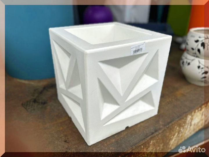 Белое кашпо для улицы