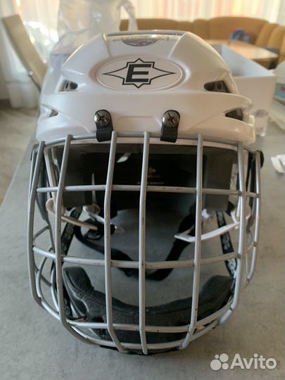 Хоккейный шлем