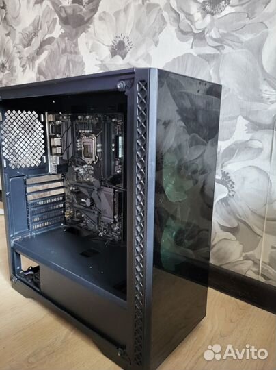 Материнская плата с корпусом