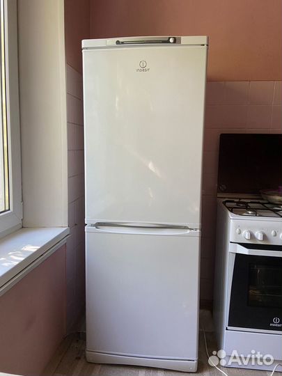 Продам холодильник б/у Indesit