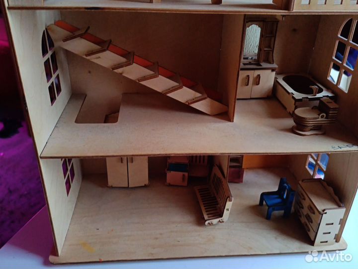 Деревянный кукольный домик с мебелью