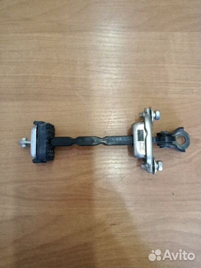 Ограничитель двери (фиксатор) передний правый