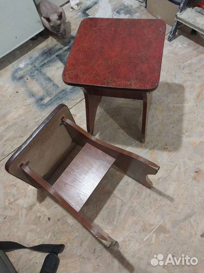 Куча посуды, табуретки, картины