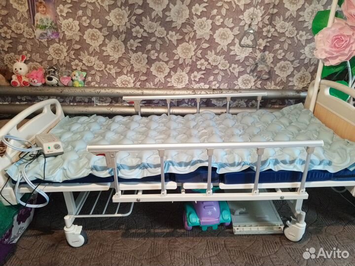 Медицинская кровать с матрасом