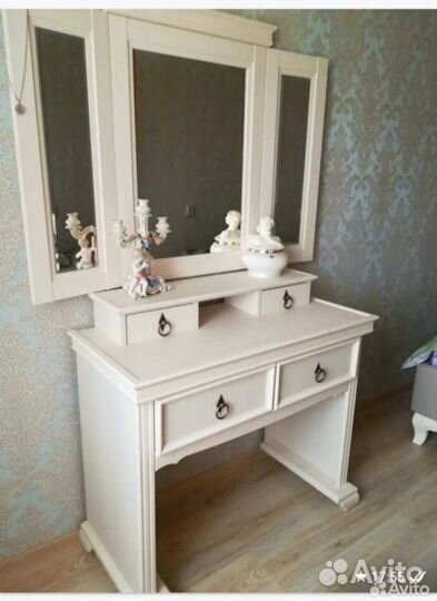 Туалетный столик с зеркалом