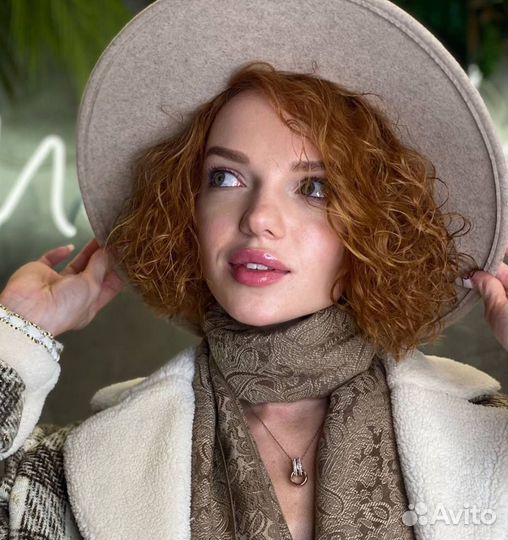 Модель на биозавивку волос