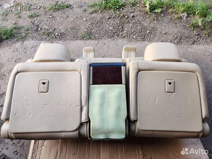 Второй ряд сидений Lexus LX570