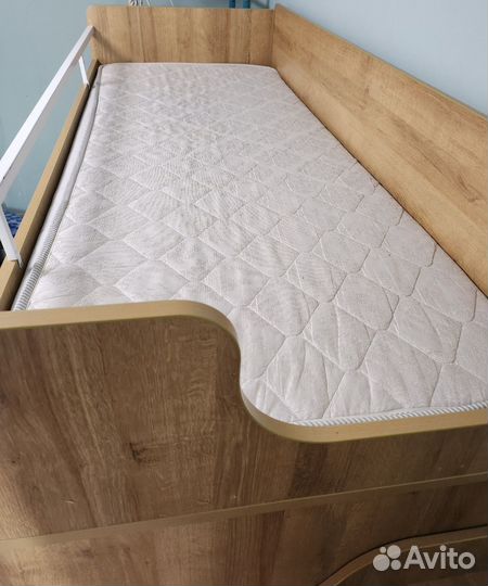 Продам двухъярусную кровать