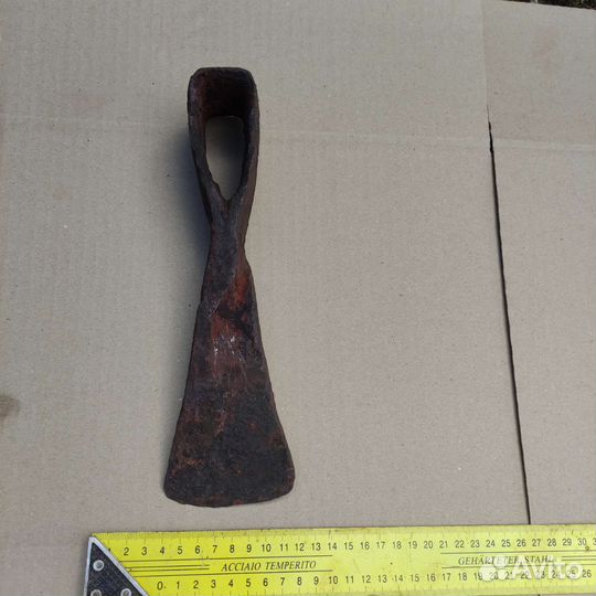 Старинный топор-тесло раскопки Восточной Пруссии