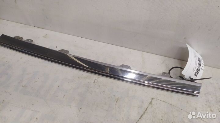 Молдинг решетки радиатора левый Volkswagen