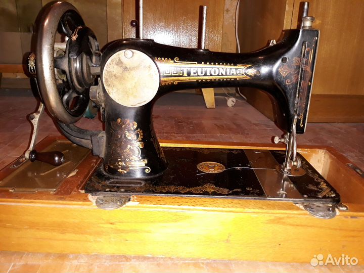 Антикварная швейная машинка
