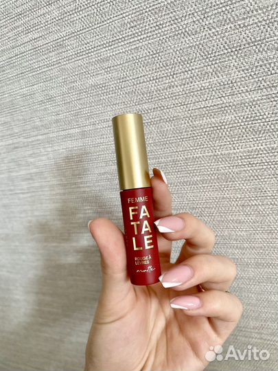 Красная матовая помада в 15 оттенке Vivienne sabo