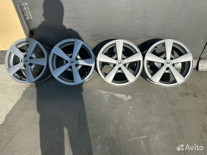 Продам комплект литых дисков R15